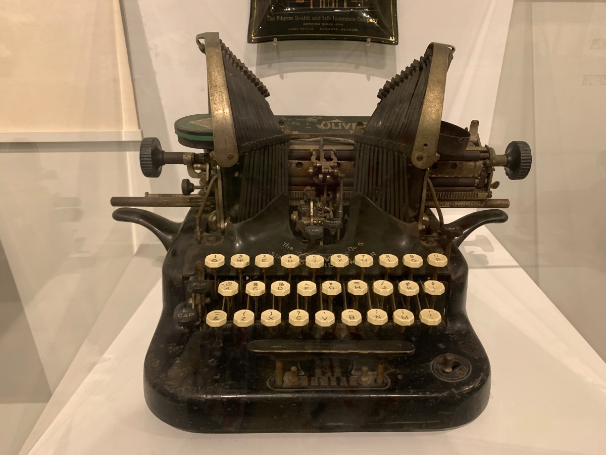 Heavy Enough to Kill A Man (Mallory Smart)